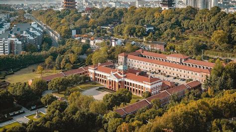 武漢閱馬場在哪裏：探索一座城市的地標與文化貫穿